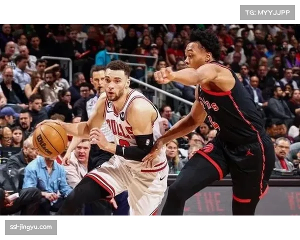 场边花絮:猛龙新秀在罚球时,客场球迷使用干扰设备被现场安保制止 场边花絮:猛龙新秀在罚球时,客场球迷使用干扰设备被现场安保制止